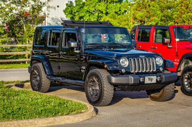 Güvercin Forge, TN - 25 Ağustos 2017: Hafifçe modifiye edilmiş Off Road Jeep Wrangler JK Sahara Sınırsız Yerel bir hevesli mitinginde.