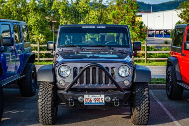 Güvercin Forge, TN - 25 Ağustos 2017: Modifiye edilmiş Off Road Jeep Wrangler JK Rubicon Sınırsız Hardtop Yerel bir hevesli mitinginde.