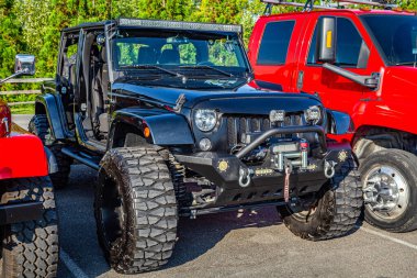 Güvercin Forge, TN - 25 Ağustos 2017: Modifiye edilmiş Off Road Jeep Wrangler JK Sport Sınırsız Yerel bir hevesli mitingde.