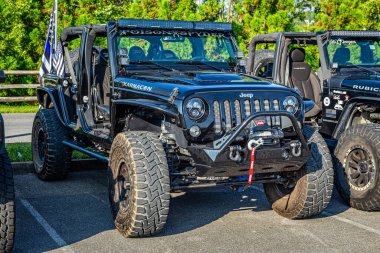 Güvercin Forge, TN - 25 Ağustos 2017: Modifiye edilmiş Off Road Jeep Wrangler JK Sport Sınırsız Yerel bir hevesli mitingde.