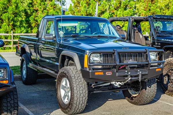 Pigeon Forge Серпня 2017 Modified Road Jeep Comanche Pickup Truck — стокове фото