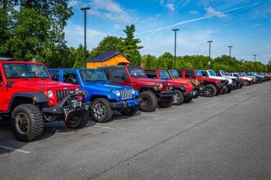 Güvercin Forge, TN - 25 Ağustos 2017: Modifiye edilmiş Off Road Jeep Wranglers yerel bir hevesli mitinginde arka arkaya park etti.