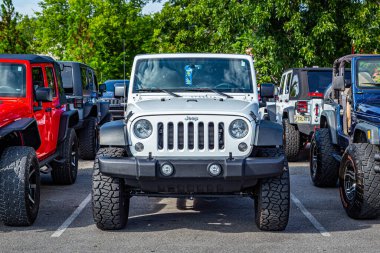 Pigeon Forge, TN - August 25, 2017: Modified Jeep Wrangler Sport Unlimited JK Hardtop at a local enthusiast rally.