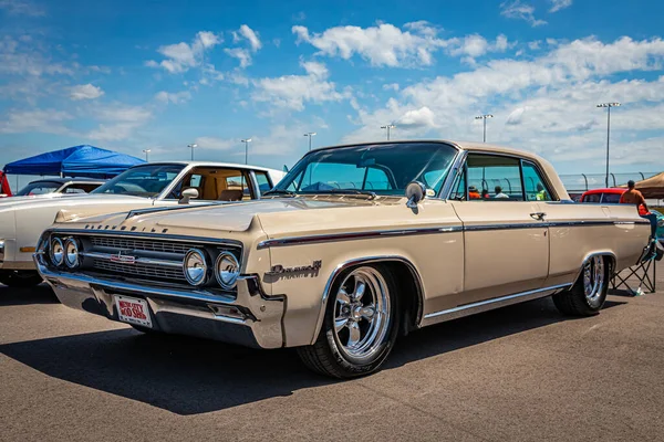 Lebanon May 2022 Low Perspective Front Corner View 1964 Oldsmobile — Stockfoto