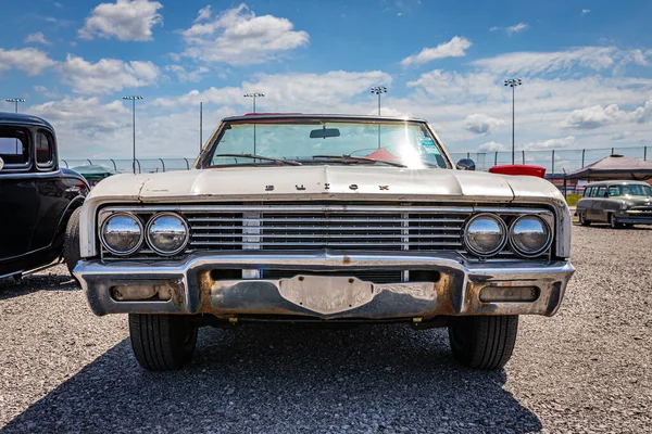 Lebanon May 2022 Low Perspective Front View 1965 Buick Skylark — Foto Stock