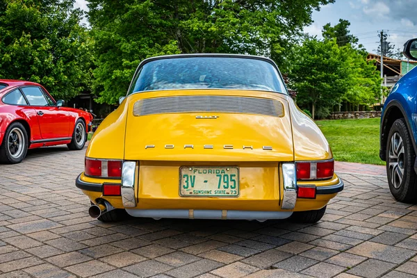 Highlands June 2022 Low Perspective Rear View 1973 Porsche 911 —  Fotos de Stock