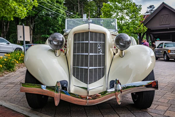 Highlands June 2022 Low Perspective Front View 1936 Auburn 852 — Foto Stock