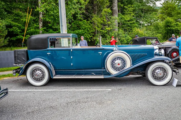 Highlands June 2022 Low Perspective Side View 1933 Duesenberg 427 — Photo
