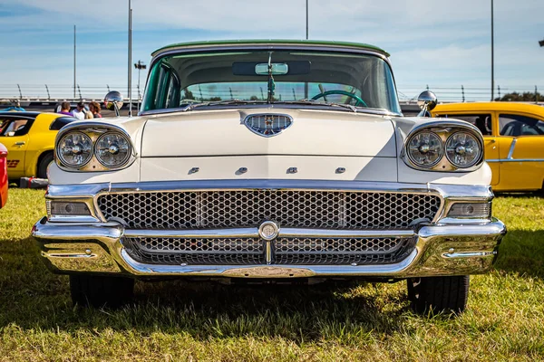 Daytona Beach November 2018 Low Perspective Front View 1958 Ford — Stockfoto