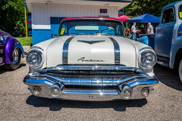Falcon Heights June 2022 Low Perspective Front View 1956 Pontiac — Stock fotografie