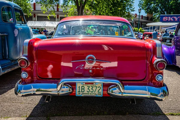 Falcon Heights June 2022 Low Perspective Rear View 1956 Pontiac —  Fotos de Stock