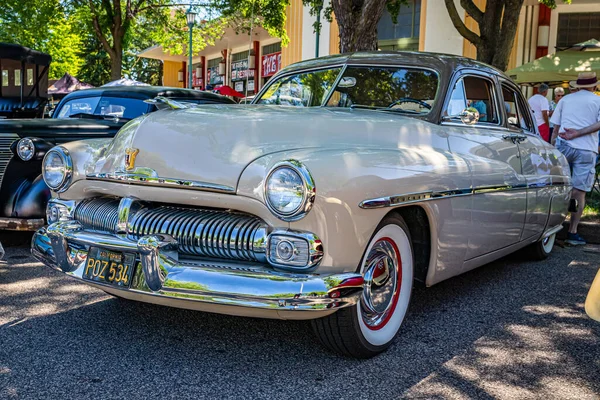 Falcon Heights June 2022 Low Perspective Front Corner View 1950 — ストック写真