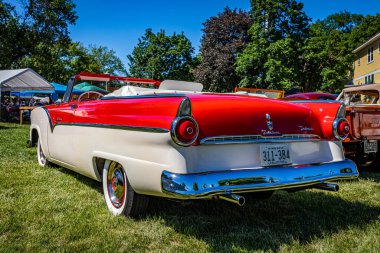 Falcon Heights, MN - 17 Haziran 2022: Yerel bir araba fuarında 1955 model Ford Fairlane Sunliner 'ın düşük perspektifli arka köşe görüntüsü.