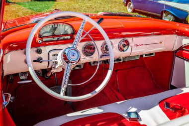 Falcon Heights, MN - 17 Haziran 2022: 1955 model Ford Fairlane Sunliner 'ın iç görünümü yerel bir araba fuarında.