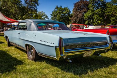 Falcon Heights, MN - 17 Haziran 2022: Yerel bir araba fuarında 1964 Pontiac Bonneville Üstü açılabilen bir arabanın düşük perspektifli arka köşe görüntüsü.
