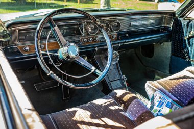 Falcon Heights, MN - 17 Haziran 2022: Yüksek perspektif geniş açı detay iç görünümü yerel bir araba fuarında 1964 Pontiac Bonneville Üstü açılır.