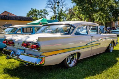 Falcon Heights, MN - 17 Haziran 2022: Yerel bir araba fuarında bir Ford Custom 300 Tudor Sedan 'ın düşük perspektifli arka köşe görüntüsü.