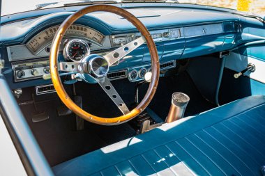 Falcon Heights, MN - 17 Haziran 2022: Yüksek perspektif geniş açı detay iç görünümü 1958 Ford Custom 300 Tudor Sedan yerel bir araba fuarında.