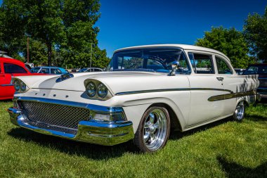 Falcon Heights, MN - 17 Haziran 2022: Yerel bir araba fuarında 1958 Ford Custom 300 Tudor Sedan 'ın düşük perspektifli ön köşe görüntüsü.