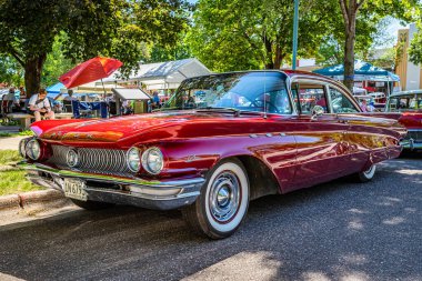 Falcon Heights, MN - 17 Haziran 2022: 1960 model Buick LeSabre Hardtop Coupe 'nin düşük perspektifli ön köşe görüntüsü yerel bir araba fuarında.
