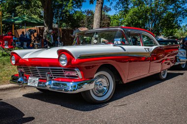 Falcon Heights, MN - 17 Haziran 2022: Yerel bir otomobil fuarında 1957 Ford Fairlane 500 'ün ön köşe görüntüsü.