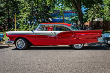 Falcon Heights, MN - 17 Haziran 2022: Yerel bir otomobil fuarında 1957 Ford Fairlane 500 4 Door Hardtop 'ın düşük perspektifli yan görüntüsü.