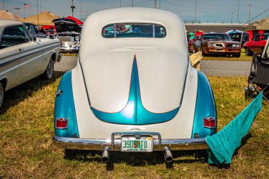 Daytona Beach, FL - 24 Kasım 2018: Yerel bir otomobil fuarında 1939 DeSoto Serisi S-6 Business Coupe 'nin düşük perspektifli dikiz görüntüsü.