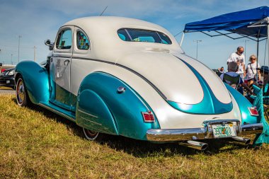 Daytona Beach, FL - 24 Kasım 2018: Yerel bir araba fuarında 1939 DeSoto Serisi S-6 Business Coupe 'nin düşük perspektifli arka köşe görüntüsü.