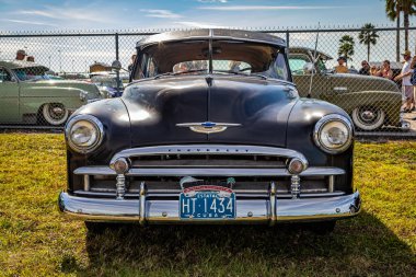 Daytona Plajı, FL - 24 Kasım 2018: 1950 model Chevrolet Styleline Deluxe Sedan 'ın yerel bir araba fuarında ön görüntüsü.