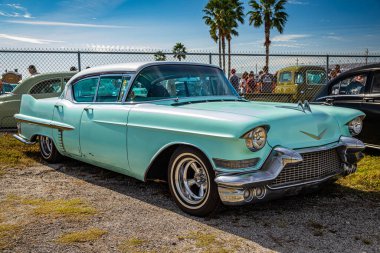 Daytona Plajı, FL - 24 Kasım 2018: 1957 model bir Cadillac serisinin ön köşesi..