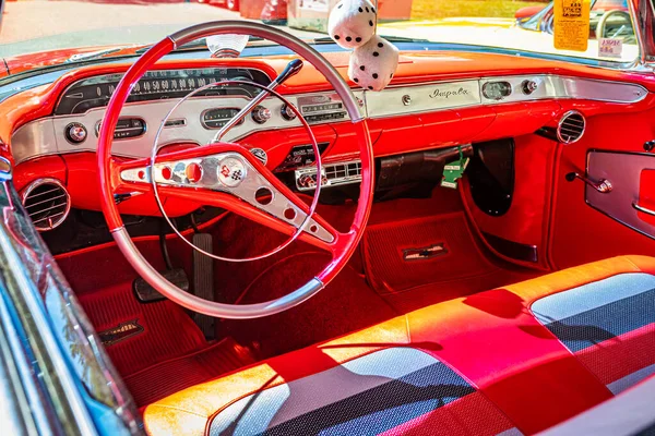 2022年6月17日 密歇根州猎鹰高地 1958年雪佛兰Impala跑车在当地车展上的内景特写 — 图库照片