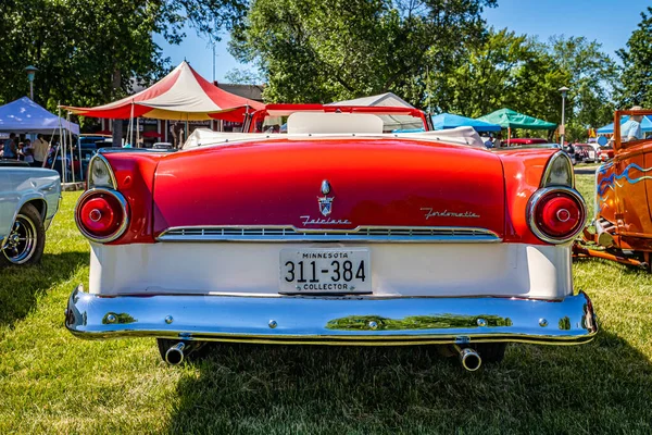 Falcon Heights, MN - 17 Haziran 2022: Yerel bir araba fuarında 1955 model Ford Fairlane Sunliner 'ın düşük perspektifli arka görüntüsü.