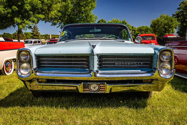 Falcon Heights Junho 2022 Vista Frontal Baixa Perspectiva Pontiac Bonneville — Fotografia de Stock