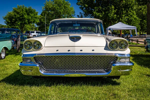 Falcon Heights, MN - 17 Haziran 2022: Yerel bir otomobil fuarında 1958 model Ford Custom 300 Tudor Sedan 'ın düşük perspektifli ön görüntüsü.