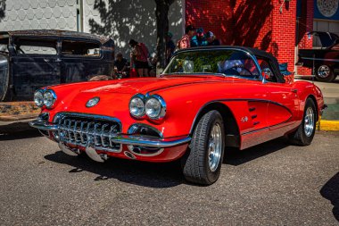 Falcon Heights, MN - 17 Haziran 2022: 1959 Chevrolet Corvette Üstü açılabilen bir otomobil fuarının yüksek perspektifli ön köşesi.