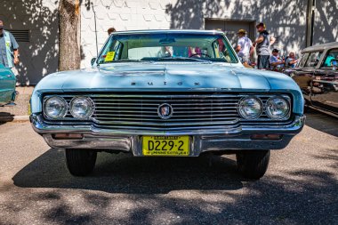 Falcon Heights, MN - 17 Haziran 2022: Yerel bir araba fuarında 1964 model Buick Skylark Hardtop Coupe 'ın düşük perspektifli ön görüntüsü.