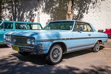 Falcon Heights, MN - 17 Haziran 2022: Yerel bir araba fuarında 1964 Buick Skylark Hardtop Coupe 'nin düşük perspektifli ön köşe görüntüsü.