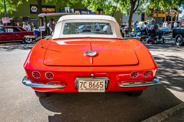 Falcon Heights, MN - 17 Haziran 2022: 1962 Chevrolet Corvette Üstü açılabilen bir arabanın yüksek perspektifli arka köşesi.