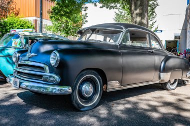 Falcon Heights, MN - 17 Haziran 2022: Yerel bir araba fuarında 1951 Chevrolet Deluxe Coupe 'nin düşük perspektifli ön köşe görüntüsü.