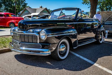 Falcon Heights, MN - 17 Haziran 2022: Yerel bir araba fuarında 1947 Mercury Eight Club Üstü açılır.