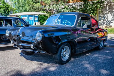 Falcon Heights, MN - 17 Haziran 2022: Yerel bir araba fuarında 1952 Henry J Vagabond Coupe 'un düşük perspektifli ön köşe görüntüsü.