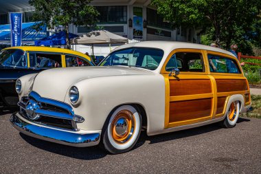 Falcon Heights, MN - 17 Haziran 2022: Yerel bir araba fuarında Ford Woody Wagon 'un düşük perspektifli ön köşe görüntüsü.