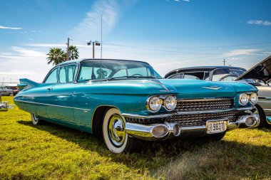 Daytona Beach, FL - 24 Kasım 2018: Yerel bir otomobil fuarında 1959 Cadillac Serisi 62 hardtop coupe 'nin düşük perspektifli ön köşe görüntüsü.