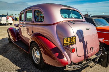 Daytona Beach, FL - 24 Kasım 2018: 1937 Chevrolet Master Deluxe Sport Sedan 'ın düşük perspektifli arka köşe görüntüsü.
