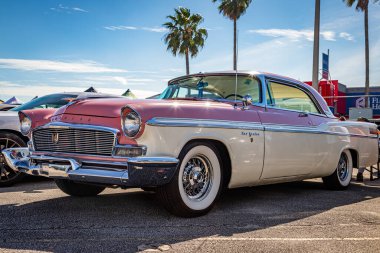 Daytona Plajı, FL - 24 Kasım 2018: Yerel bir araba fuarında 1956 Chrysler New Yorker St Regis Hardtop Coupe 'nin düşük perspektifli ön köşe görüntüsü.