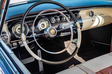 Daytona Plajı, FL - 24 Kasım 2018: Yerel bir araba fuarında 1956 Chrysler New Yorker St Regis Hardtop Coupe 'nin iç görüntüsü.