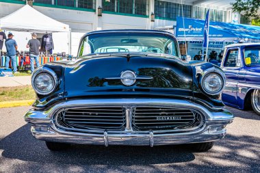 Falcon Heights, MN - 17 Haziran 2022: Yerel bir araba fuarında 1956 Oldsmobile Super 88 Hardtop Coupe 'nin düşük perspektifli ön görüntüsü.