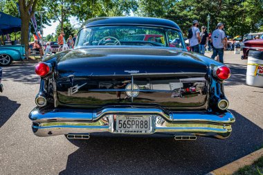 Falcon Heights, MN - 17 Haziran 2022: Yerel bir araba fuarında 1956 Oldsmobile Super 88 Hardtop Coupe 'nin düşük perspektifli dikiz görüntüsü.