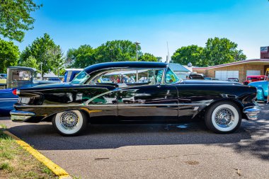 Falcon Heights, MN - 17 Haziran 2022: Yerel bir araba fuarında 1956 Oldsmobile Super 88 Hardtop Coupe 'nin düşük perspektifli yan görüntüsü.