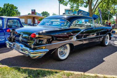 Falcon Heights, MN - 17 Haziran 2022: Yerel bir araba fuarında 1956 Oldsmobile Super 88 Hardtop Coupe 'nin düşük perspektifli arka köşe görüntüsü.